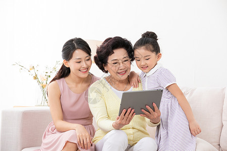 祖孙三代人坐在沙发上看iPad图片