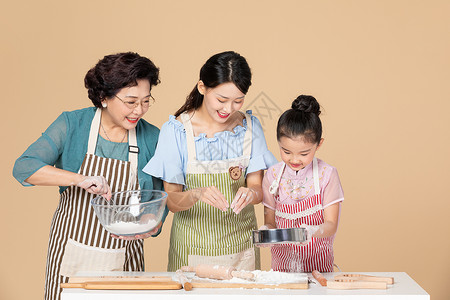 女孩过中秋祖孙三代一起做月饼背景