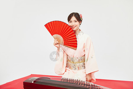 日本扇和服美女拿红扇子弹古筝背景