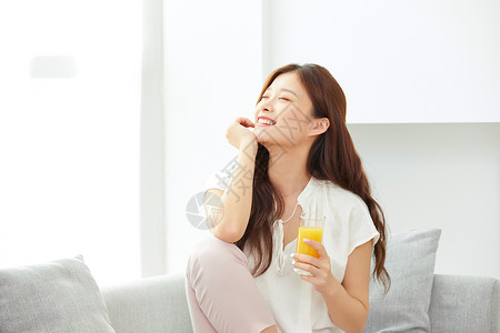 居家女性喝橙汁图片