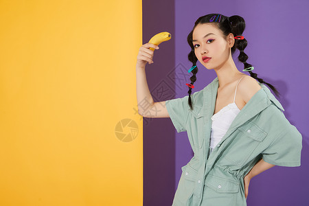 时尚潮流女性与香蕉背景图片