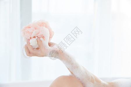 花浴年轻女性使用洗浴球洗澡特写背景