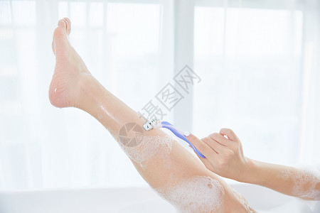 美女洗澡刮腿毛图片