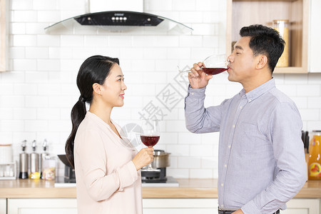 夫妻厨房喝酒图片