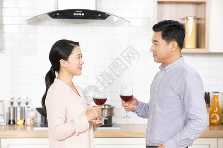 夫妻厨房喝酒图片