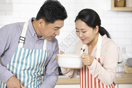 中年夫妻厨房煲汤背景图片