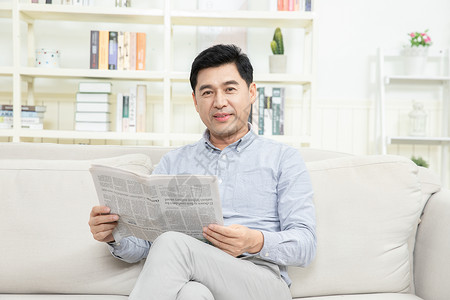 中国小报素材中年男性客厅看报纸背景