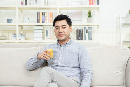中年男性客厅喝橙汁图片