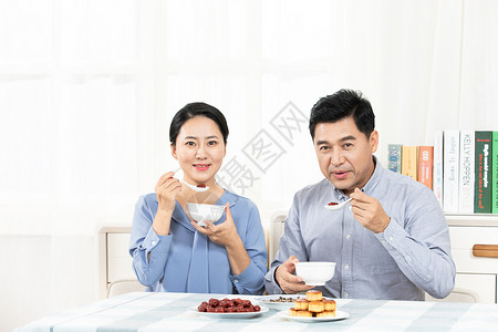 中年夫妻吃饭图片