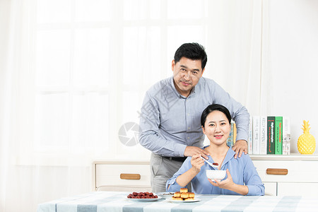 中秋节夫妻日常生活吃月饼糕点图片