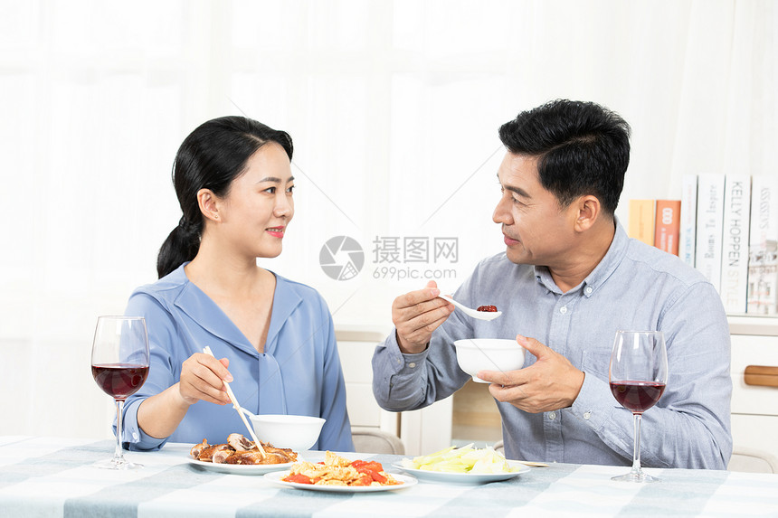 夫妻吃饭图片