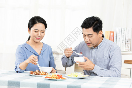 夫妻吃饭中产阶级厨房高清图片