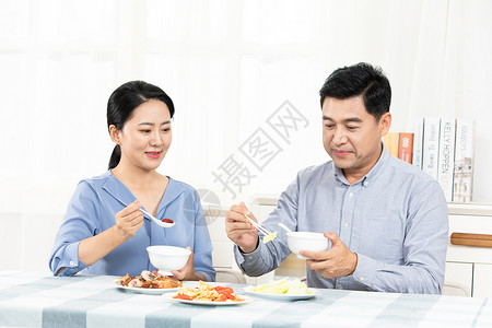 夫妻吃饭中产阶级厨房高清图片