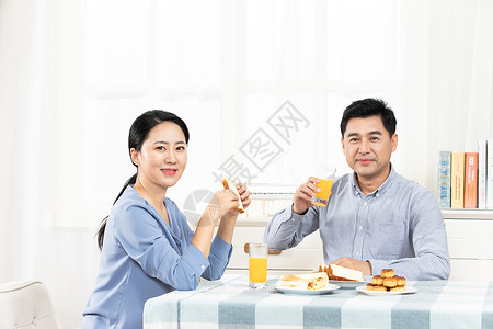 夫妻吃早餐中产阶级厨房高清图片