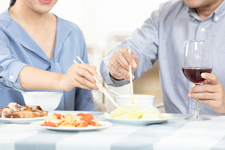 甜蜜家庭夫妻吃饭特写背景