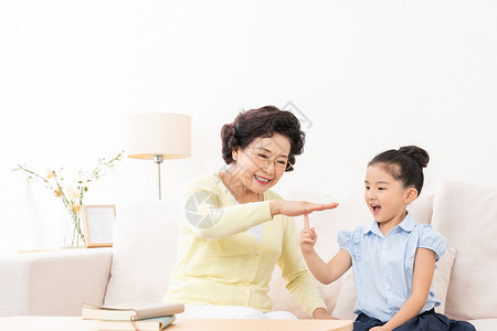 奶奶和孙女嬉戏高清图片