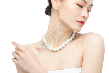 美女戴着珍珠珠宝项链背景图片