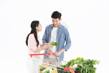 年轻夫妻超市选购蔬菜图片
