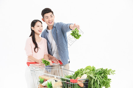 年轻夫妻超市选购商品图片