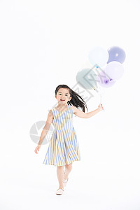 小女孩拿着气球奔跑图片