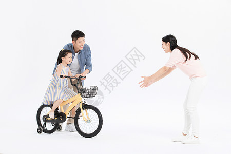 父亲教孩子骑车爸爸妈妈教女儿骑自行车背景