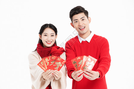年轻夫妻过年拿着红包背景图片