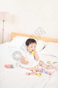 12色相环婴儿在床上玩积木背景