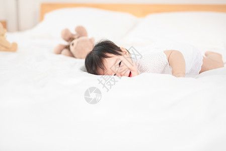 9个月婴儿爬在床上背景