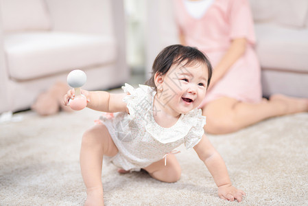 小孩爬行女婴在地毯上爬背景