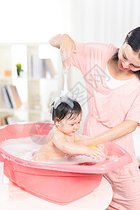 妈妈给宝宝洗泡泡浴高清图片