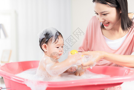 沐浴的人妈妈给宝宝洗泡泡浴背景