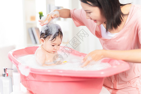 一个女婴妈妈给宝宝洗泡泡浴背景