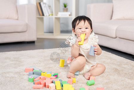 气泡环女婴在地毯上玩积木背景