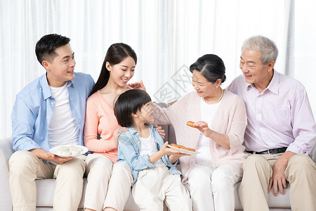 中秋节一家人一起吃月饼图片
