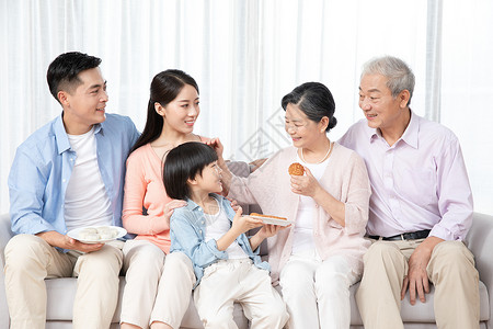 中秋节一家人一起吃月饼背景图片