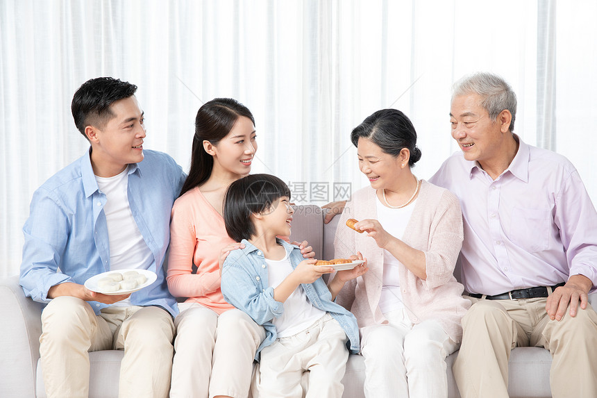 中秋节一家人一起吃月饼图片