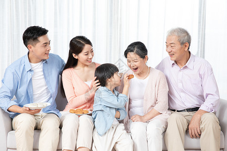 中秋节一家人一起吃月饼背景图片