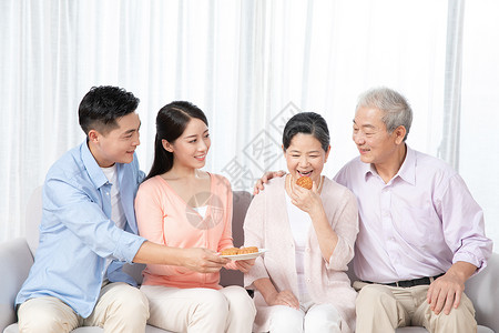 一家人中秋节一起吃月饼图片