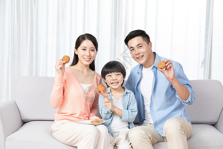 一家人中秋节居家吃月饼图片
