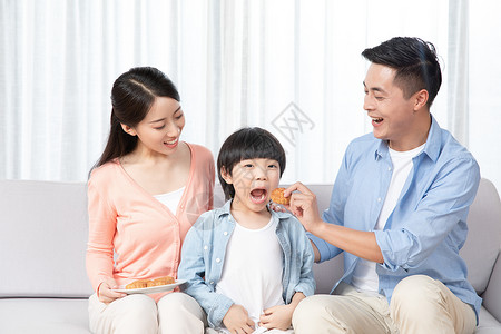 一家人中秋节居家吃月饼图片