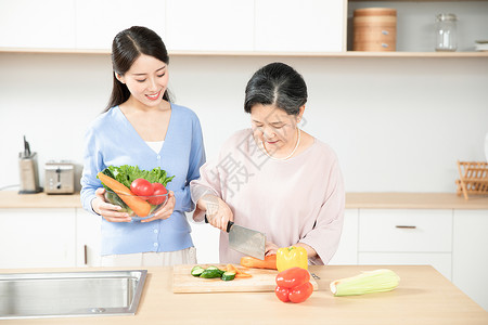 婆媳和谐母女厨房切菜背景