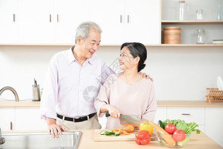 老年夫妇厨房切菜图片