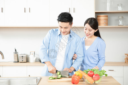 夫妻厨房切菜背景图片