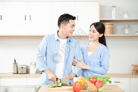 夫妻厨房切菜背景图片