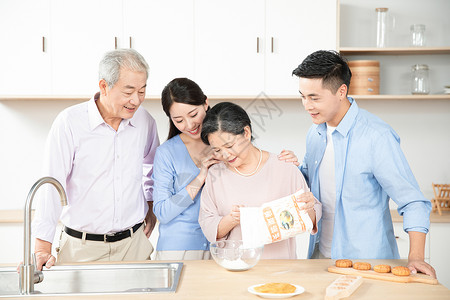 一家人中秋节一起做月饼图片