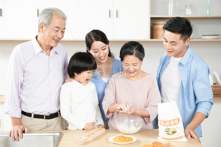 一家人中秋节一起做月饼图片