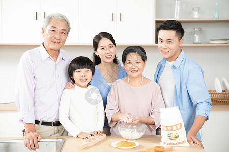 一家人中秋节一起做月饼图片