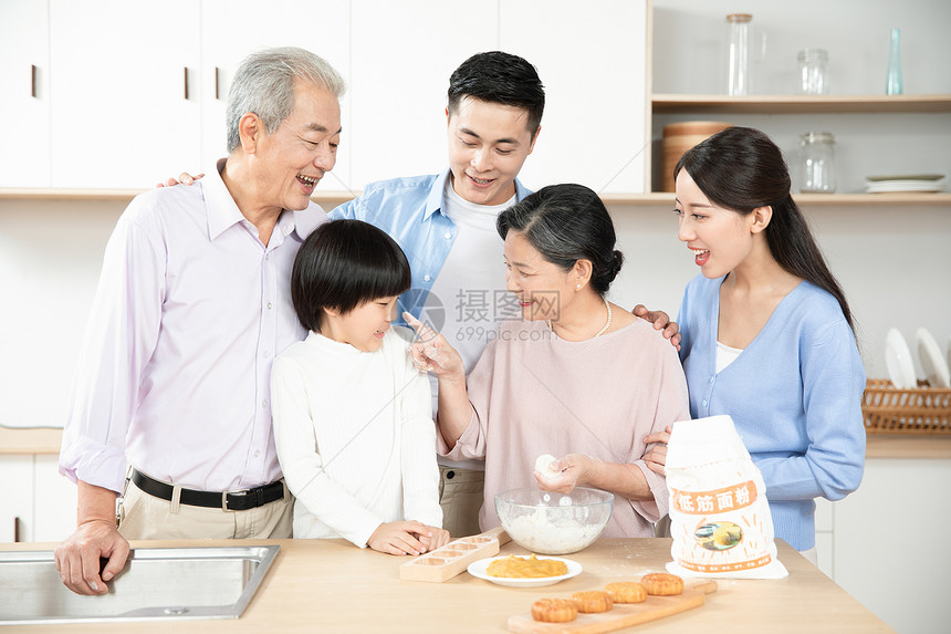 一家人中秋节一起做月饼图片