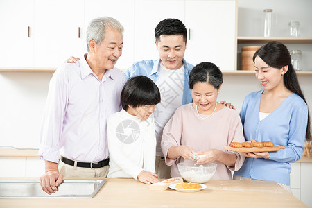 一家人中秋节一起做月饼背景图片