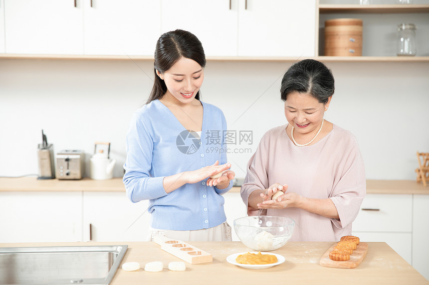 妈妈和女儿一起做月饼图片